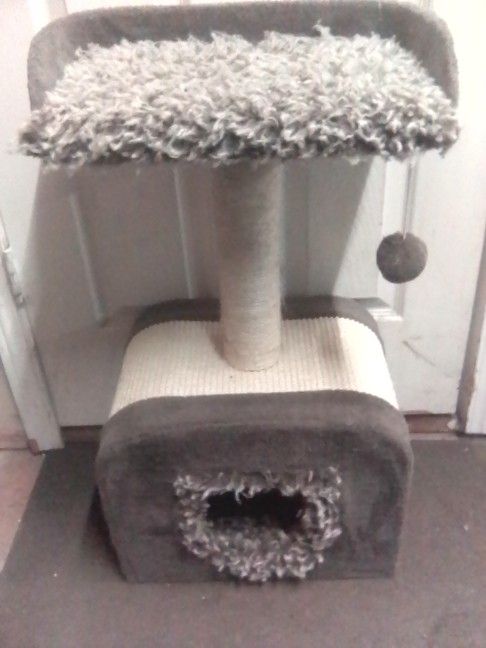 Kitty Hideaway Cat Tree Like New