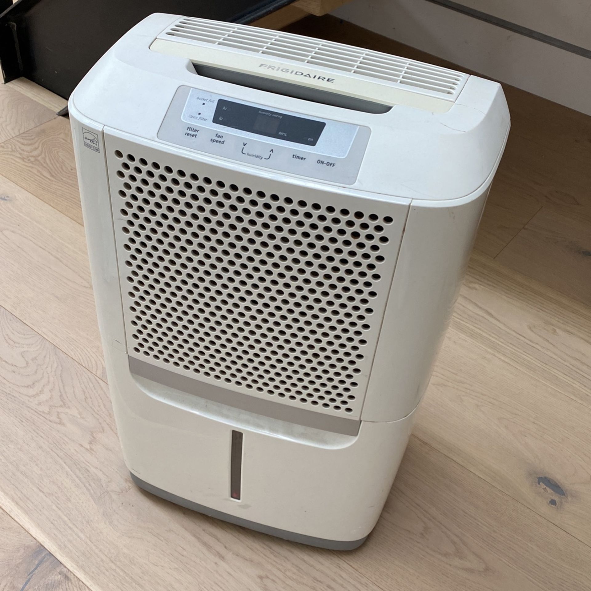 Frigidaire Dehumidifier FAD704DWD