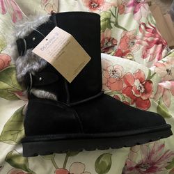 Brand new size 8 short black bear paw boots with fur