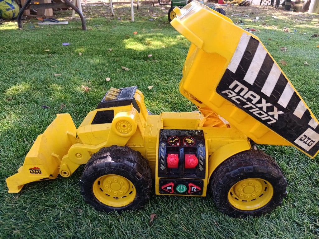 theMaxx action 2-n-1 dig rig toy