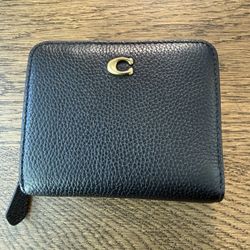 Coach Black Leather Zip Wallet – Gold Logo