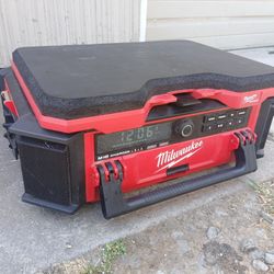 Miluakee Stereo And Charging Station 
