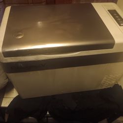 Rogue Rv Fridge/ Freezer 30 Qts