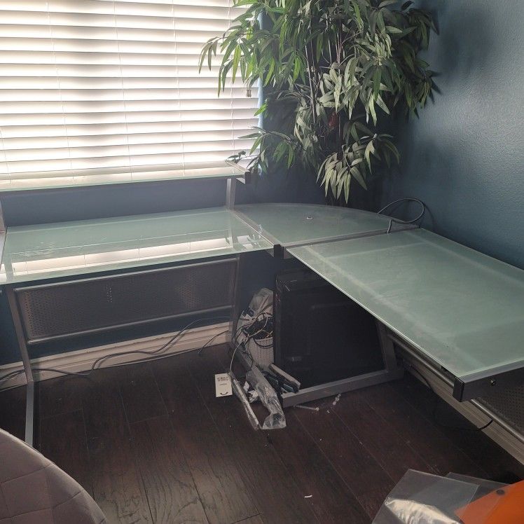 Frosted Glass/Metal Corner Desk for Sale in North Las Vegas, NV OfferUp