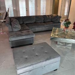 Grey Sectional Couch In Good Condition