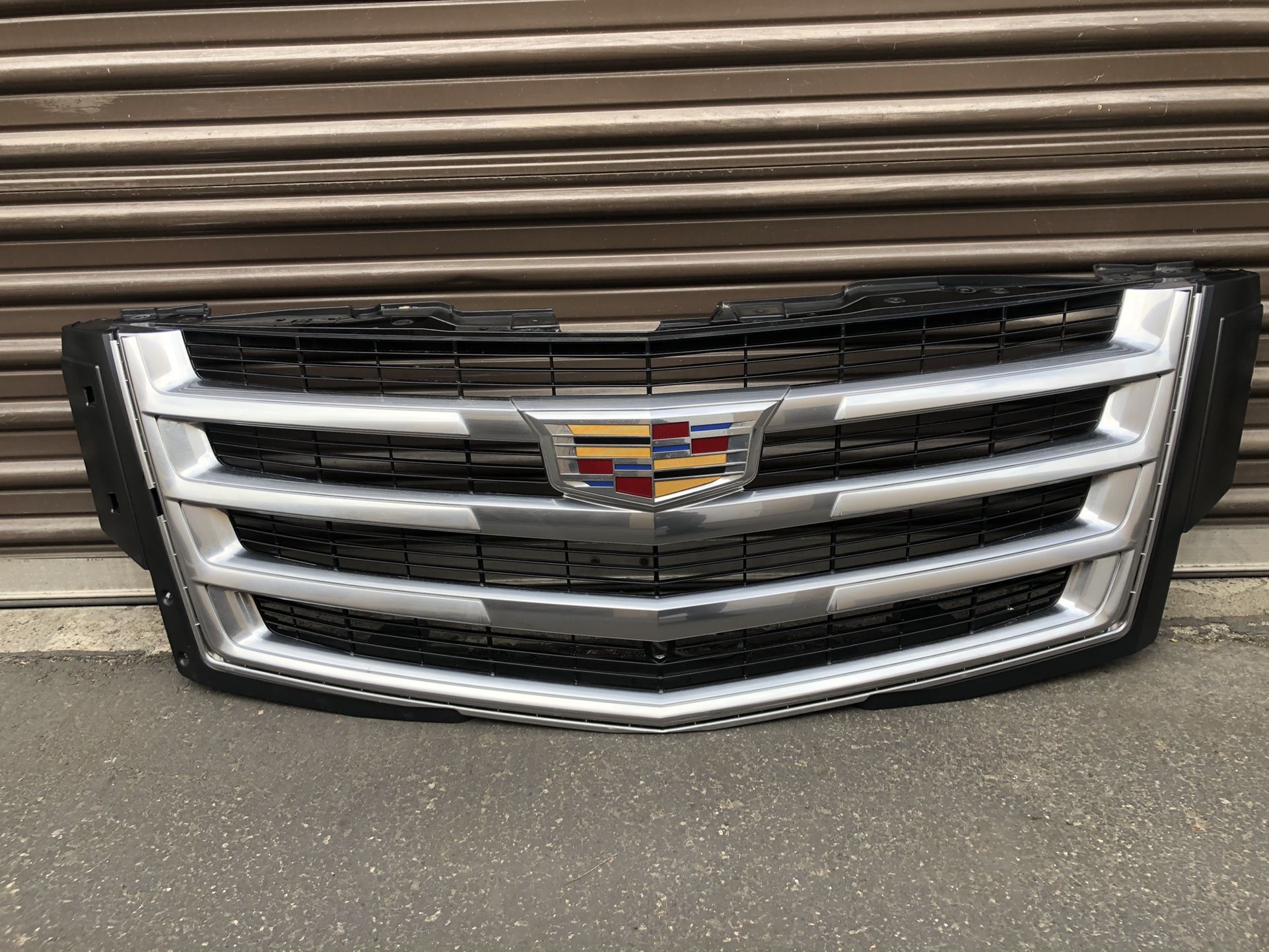 2015 2016 2017 2018 Cadillac Escalade Grille W/ EMBLEM 23329115 / 16-074C OEM