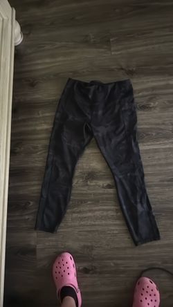 Women’s Size XL 16-18 AVIA Gray Camo Workout leggings