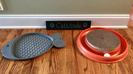 Love those kitties!.. Just sign and food tray Still Available !