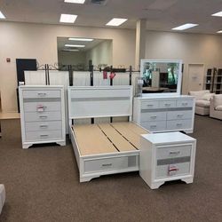 Queen-size bedroom set ✔️Limited Offer✔️. Ask for price