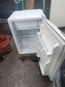 Refrigerator semi Nuebo  alto. 25 ancho 18