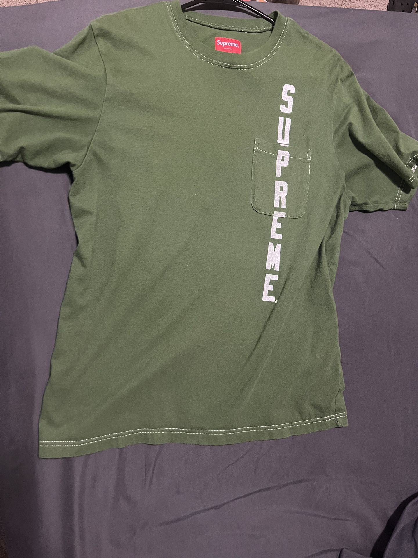 green supreme contrast stitch pocket tee