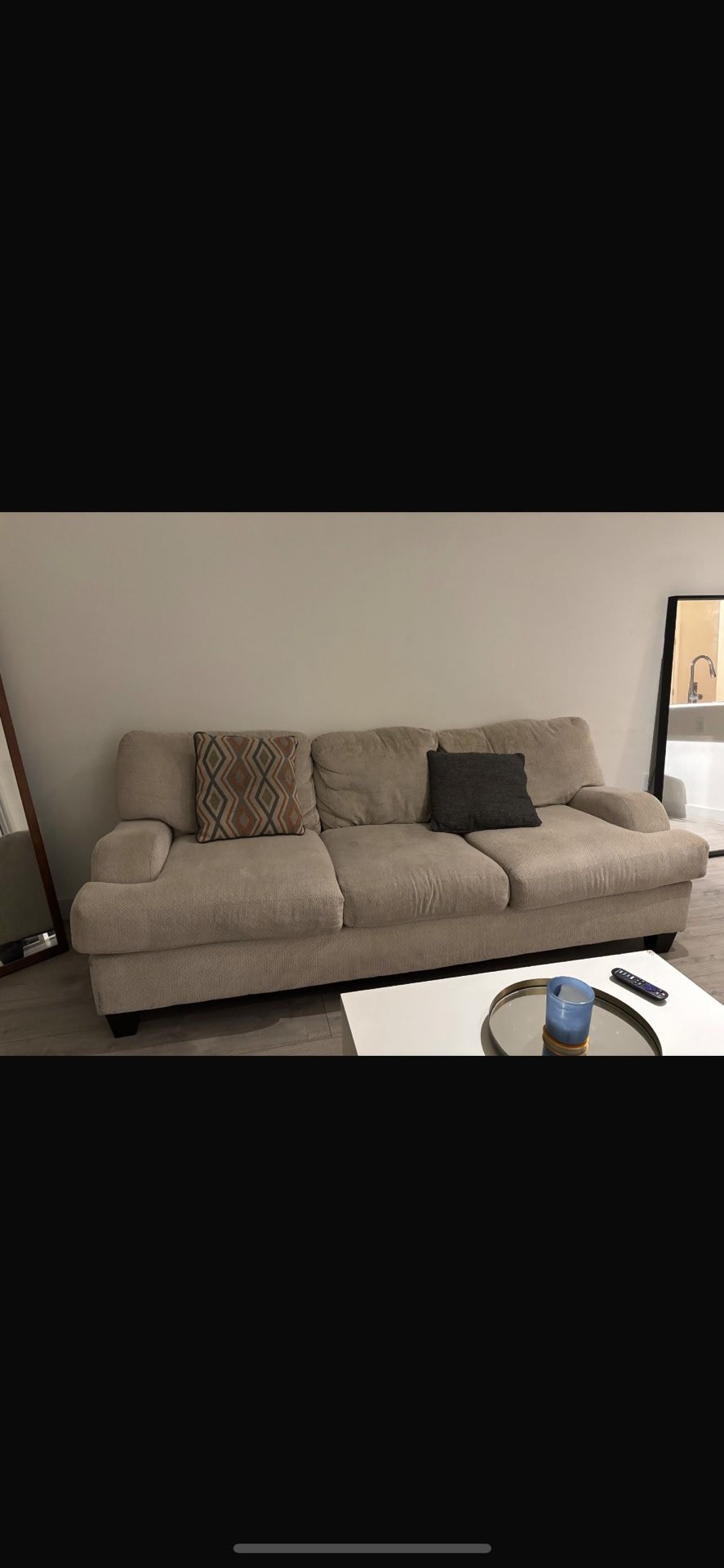 Couch With 2 Pillows