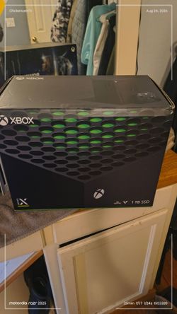 Xbox 1 tb with elite wireless controller with 27 " Samsung Smart TV