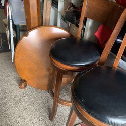 Pub Table w/2 Swivel Stools