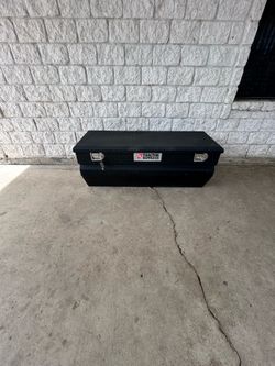 caja de herramienta 4 pies de largocon su llave de tractor supply