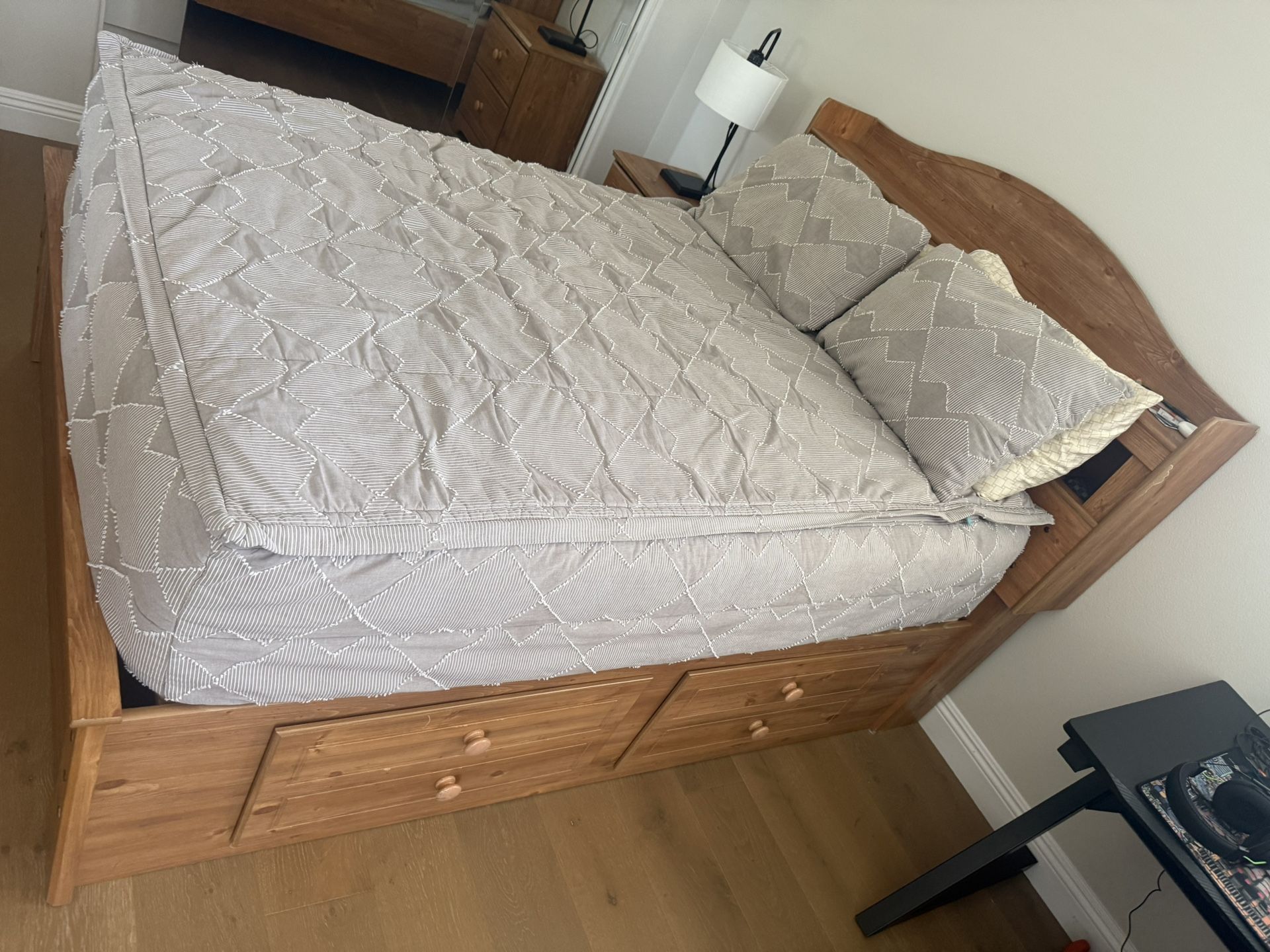 Full Size Bed With Headboard Hutch & 2 Drawers, 6 Drawer Dresser With Mirror & 1 End Table With 2 Drawers