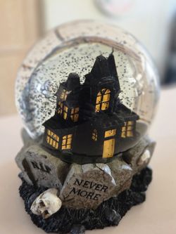 Spooky Halloween Snowglobe... Like New