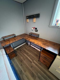 Corner desk