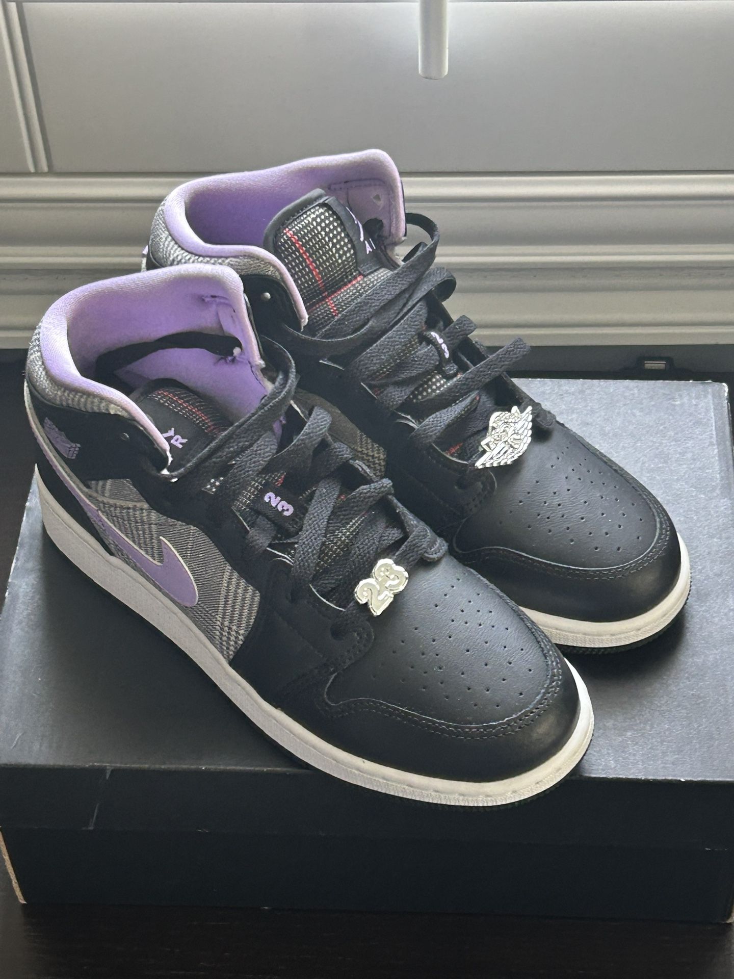 Air Jordan 1 Mid SE (GS) Size 6Y / 7.5 Women