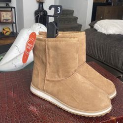 Brand New .. Never Worn .. Kids Winter Boots .. 