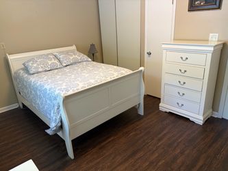 Used Double White wooden sleigh bed w/ Dresser and Makeup Table