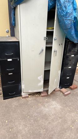 Metal Closet & 2 Drawers 