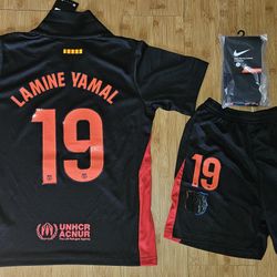 2024 barcelona black away kit set LAMINE YAMAL #19 kids and adult sizes

Comes with jersey, short and socks 

Kids size:
5/6 years old #22
6/8 years o