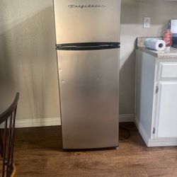 Frigidaire 7.5 cu. ft. Mini Refrigerator in Platinum with Top Freezer