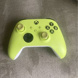 Microsoft Xbox Series X Wireless Controller Electric Volt for Sale in  Summerville, SC - OfferUp