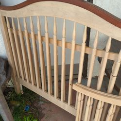 Wooden crib Great condition