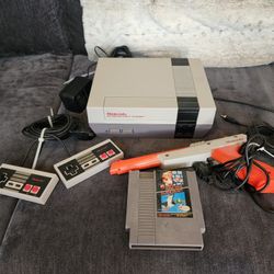 Vintage 1985 Nintendo System With Zapper Gun, Duck Hunt And Super Mario Brothers