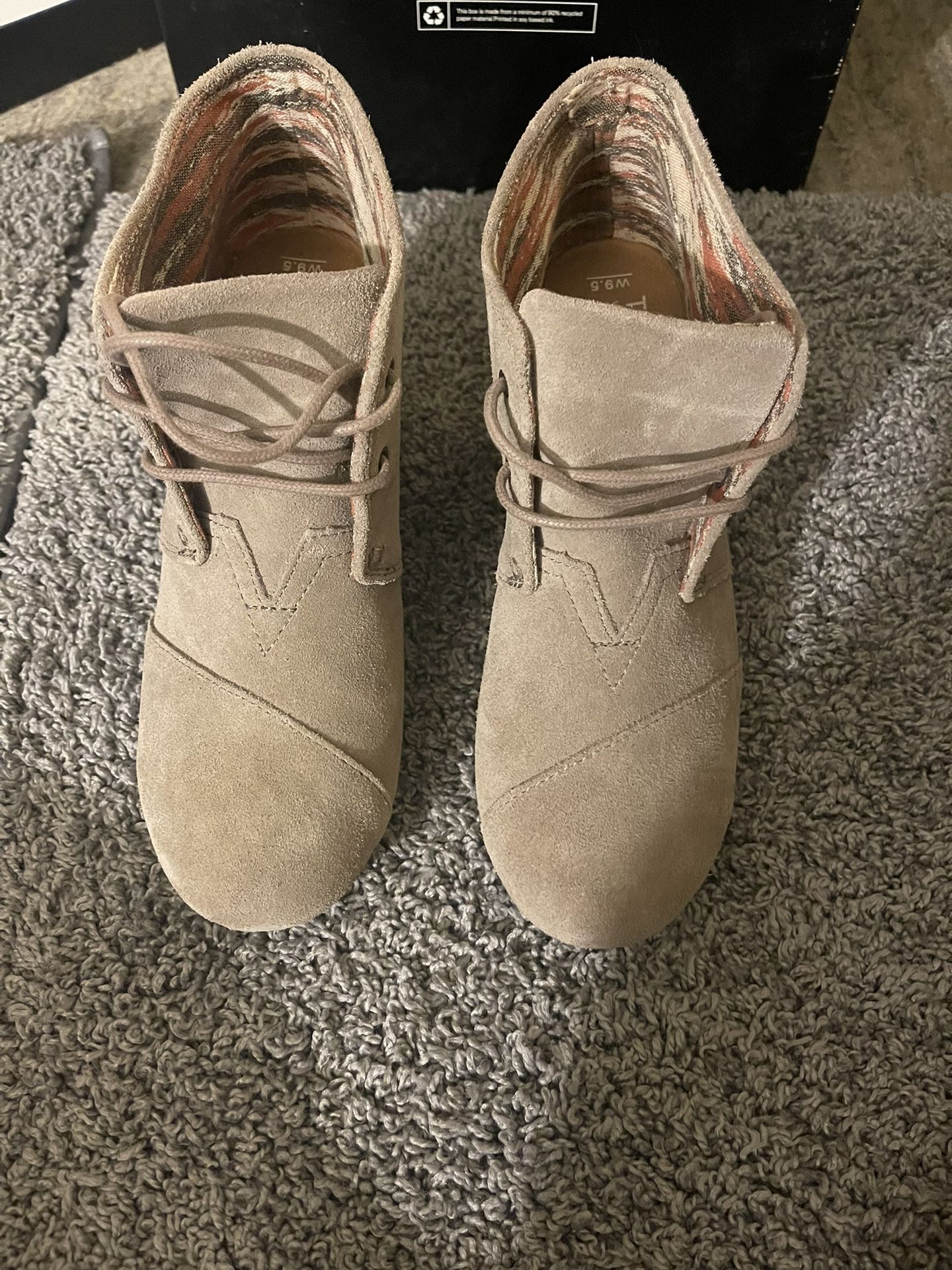 TOMS Womens Taupe Suede Desert Wedges.