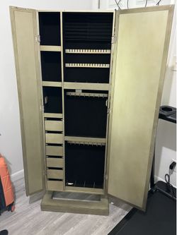 Mirror jewelry cabinet