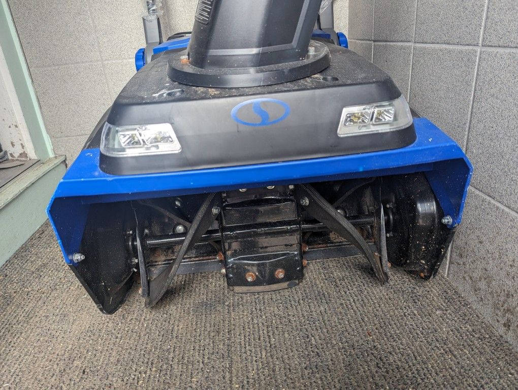 Snow Blower (Snowjoe) with Rechargeable battery and charger