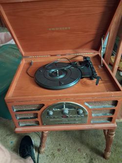 Crosley record player w/ CD A CASSETTE