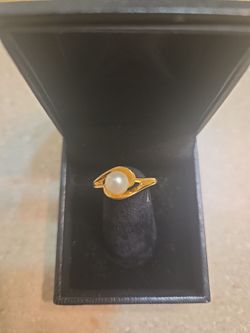 14 k gold pearl ring.  Weight is 2.6 grams