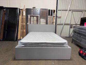 Queen bed $280