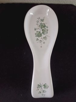 Ceramic Spoon Rest with Ivy Leaf Design