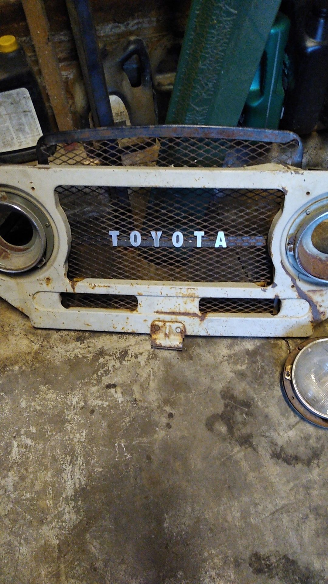 Toyota land cruiser grill in good shape