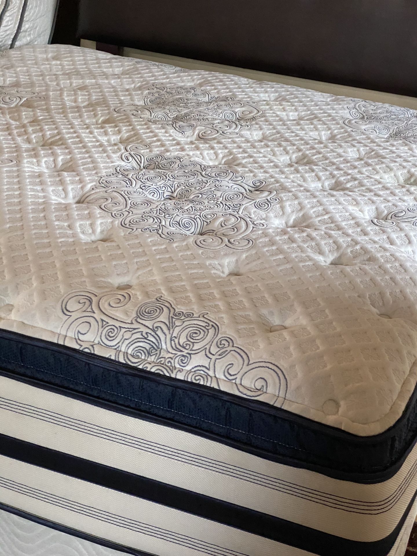 USED KING SIZE BEAUTYREST PILLOWTOP PLUSH MATTRESS WITH BOX SPRING for