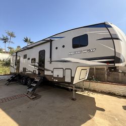 2021 Arctic wolf forest river 321BH