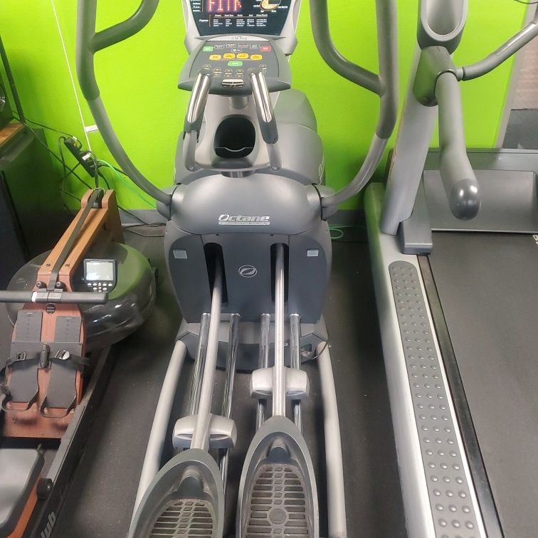 Commercial grade elliptical, Great condition functions perfectly!