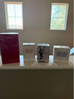 Variedad de perfumes de mujer