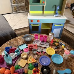 Sweet Wooden Kitchen w/ Lots of Accessories . 