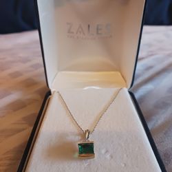 Zales Emerald Gold Necklace. 