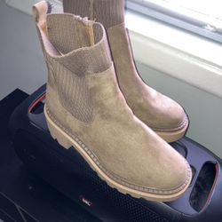 $50 BRAND NEW WOMENS TAN SUEDE BOOTS SIZE10