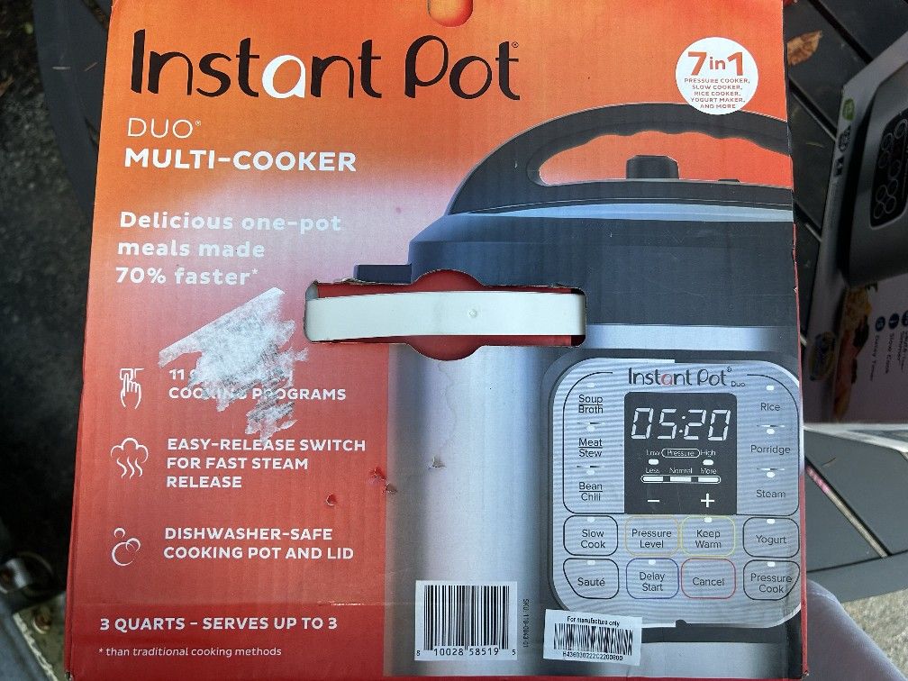 INSTANT POT 7in 1 Pressure Cooker.