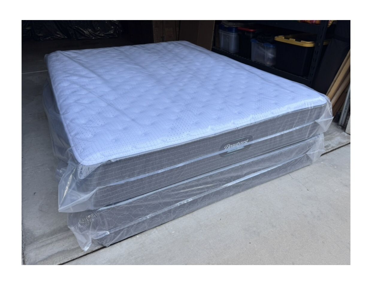 FLOOR MODEL Queen Size Simmons Beautyrest Pressure Smart