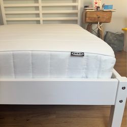 Se vende cama y colchón tamaño full