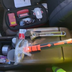 16 Oz Fiberglass Claw Hammer Adjustable Wrench